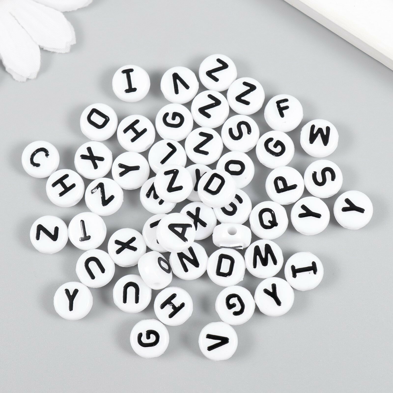 Набор бусин для творчества пластик "Белые кружочки с английскими буквами" 15 гр 0,6х1х1 см