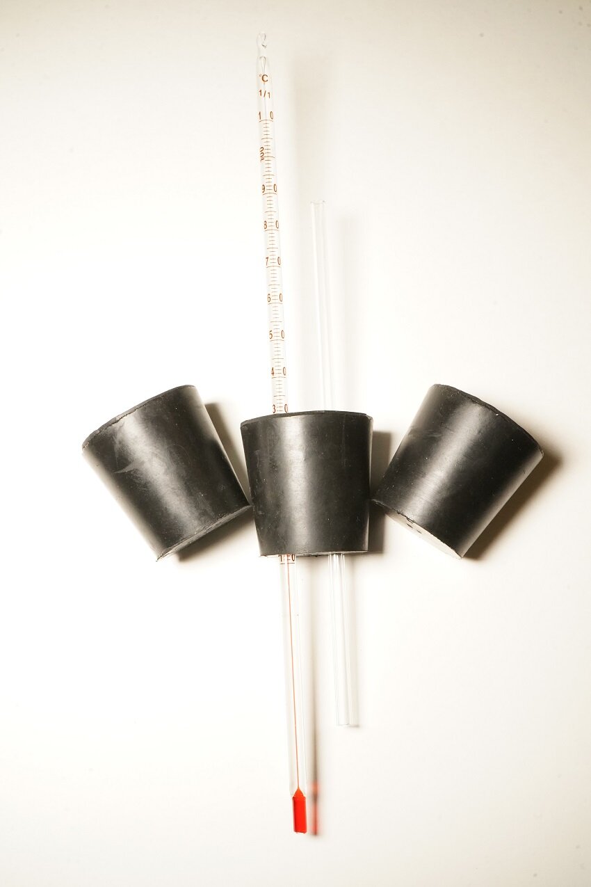 Пробки черные резиновые конусные № 45, 3 шт (1 шт со стеклянной трубкой диаметром 6 мм, термометром и 2 шт без отверстий)