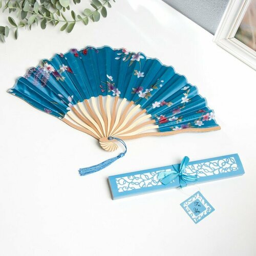 Веер бамбук текстиль h21 см изгиб с кистью Цветы в коробке голубой 700₽