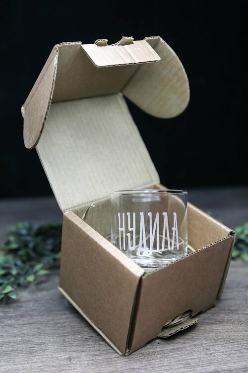 Подарочный стакан с гравировкой нудила в крафтовой коробке