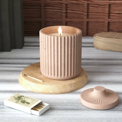 Свеча ароматическая в бетоне Chloe S - Молоко и мёд 200 мл хлопковый фитиль розовый 2400₽