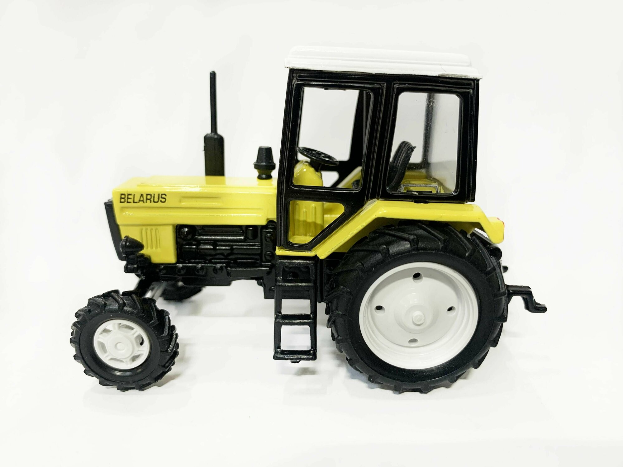 Сувенирная модель Трактора МТЗ-82 "Люкс-2" (желтый с бел. кабиной) 1:43 160367