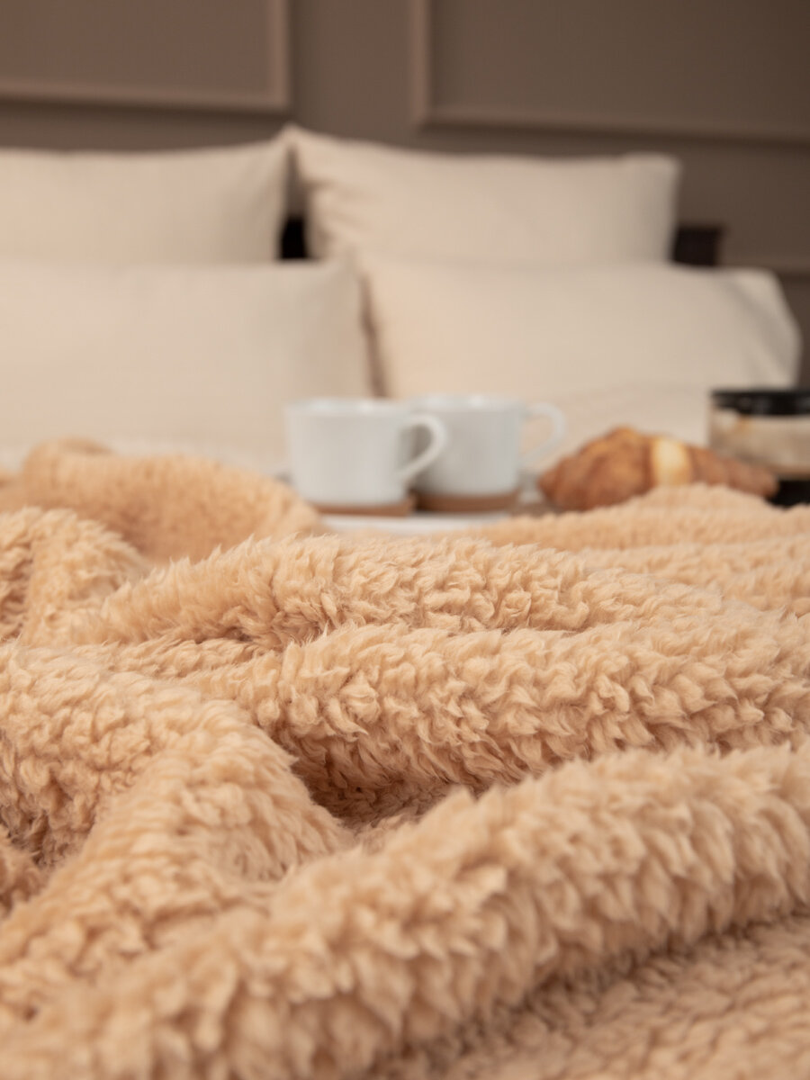 Плед TexRepublic Овчина 150х200 см, 1,5 спальный, искусственный мех, покрывало на кровать, теплый, пушистый, однотонный, бежевый - фотография № 4
