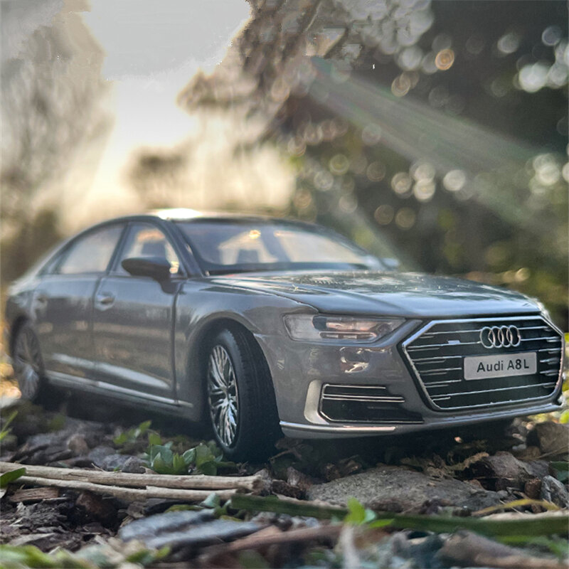 Коллекционная масштабная модель Ауди Audi A8L 1:24 (металл, свет, звук)