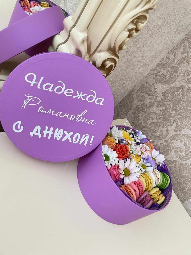 Букет с пирожными макарони в коробке