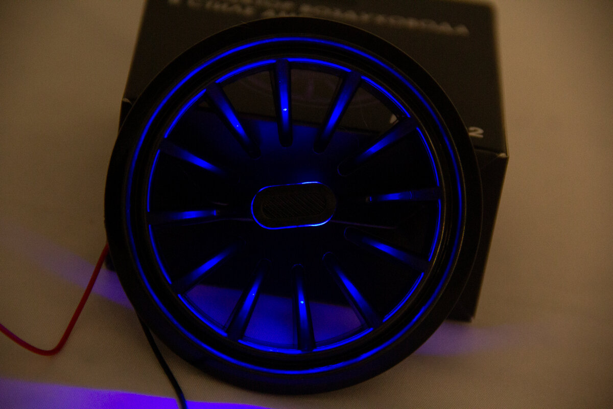 Автомобильный дефлектор воздуховода Гранта AMG с синей подсветкой пара