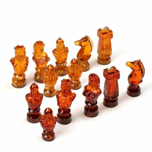 Крупные янтарные шахматные фигуры медового и коньячного цвета 