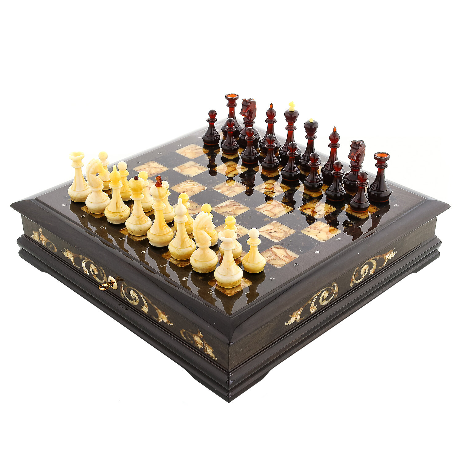 Шахматы из мореного дуба с инкрустацией и фигурами из янтаря 45,5х45,5 см