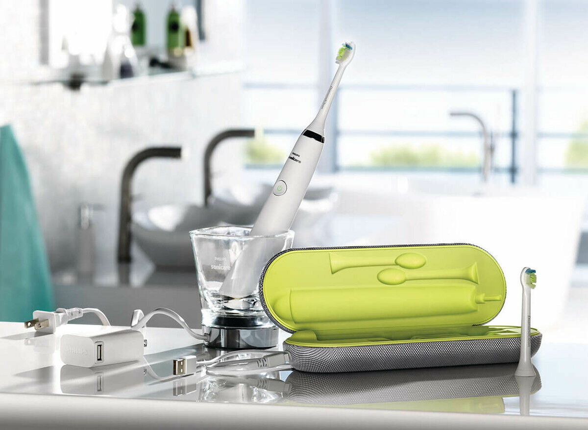 Ультразвуковая зубная щетка Philips Sonicare DiamondClean HX9340, белая - фотография № 1