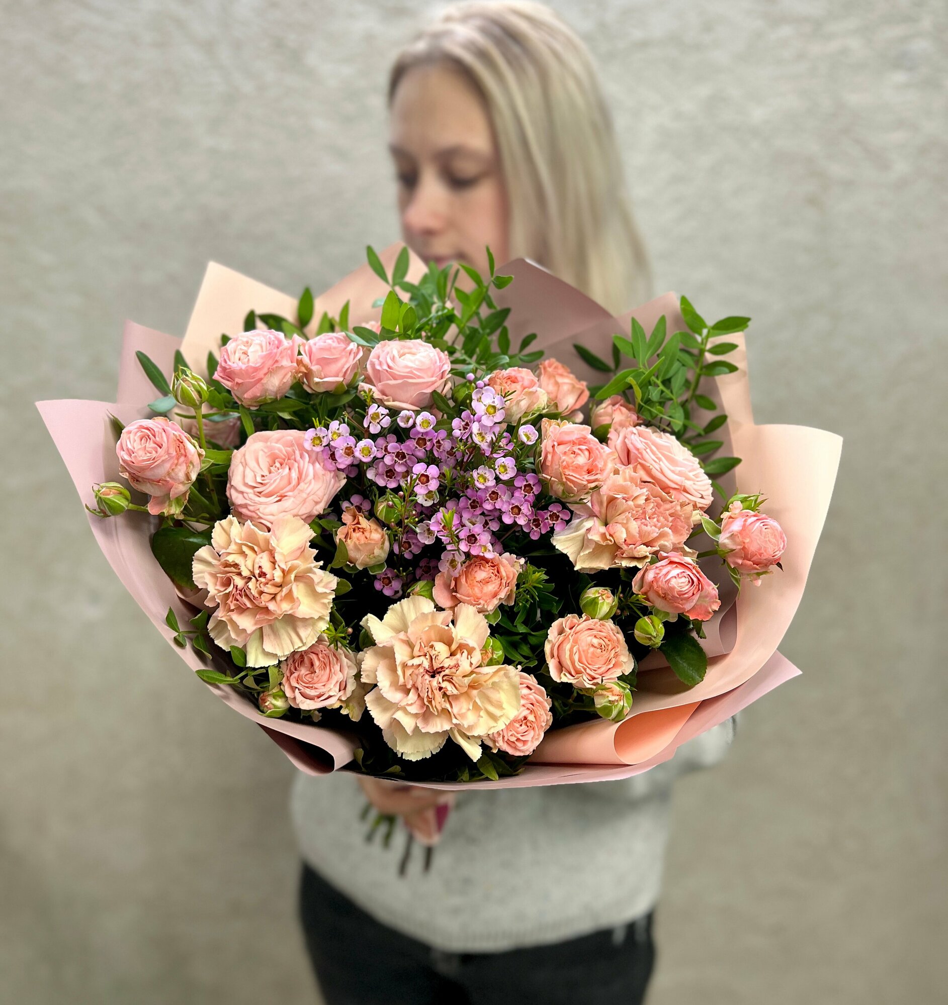 Букет живых цветов нежные кустовые пионовидные розы и диантусы в красивой упаковке