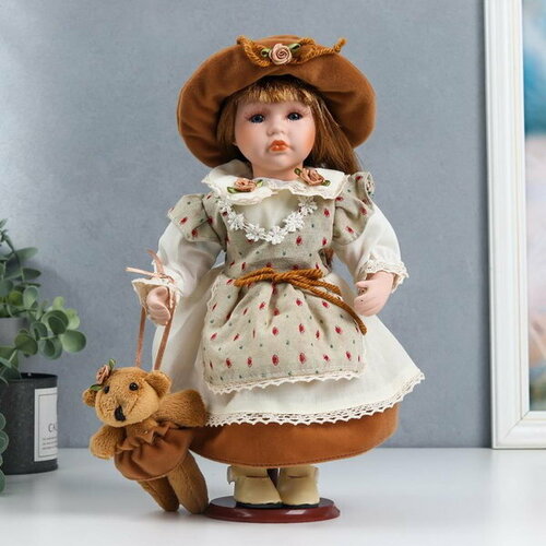 фото Кукла коллекционная керамика "сонечка в бежевом платье в горох, с медведем" 30 см сима-лэнд