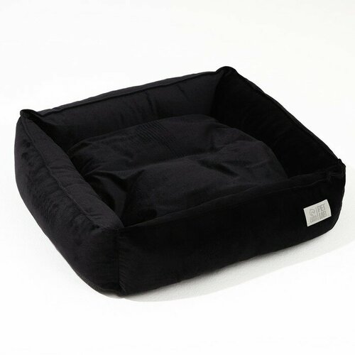 Лежанка для кошек и собак велюровая Pet Lab 45 х 40 х 15 см черная 1320₽