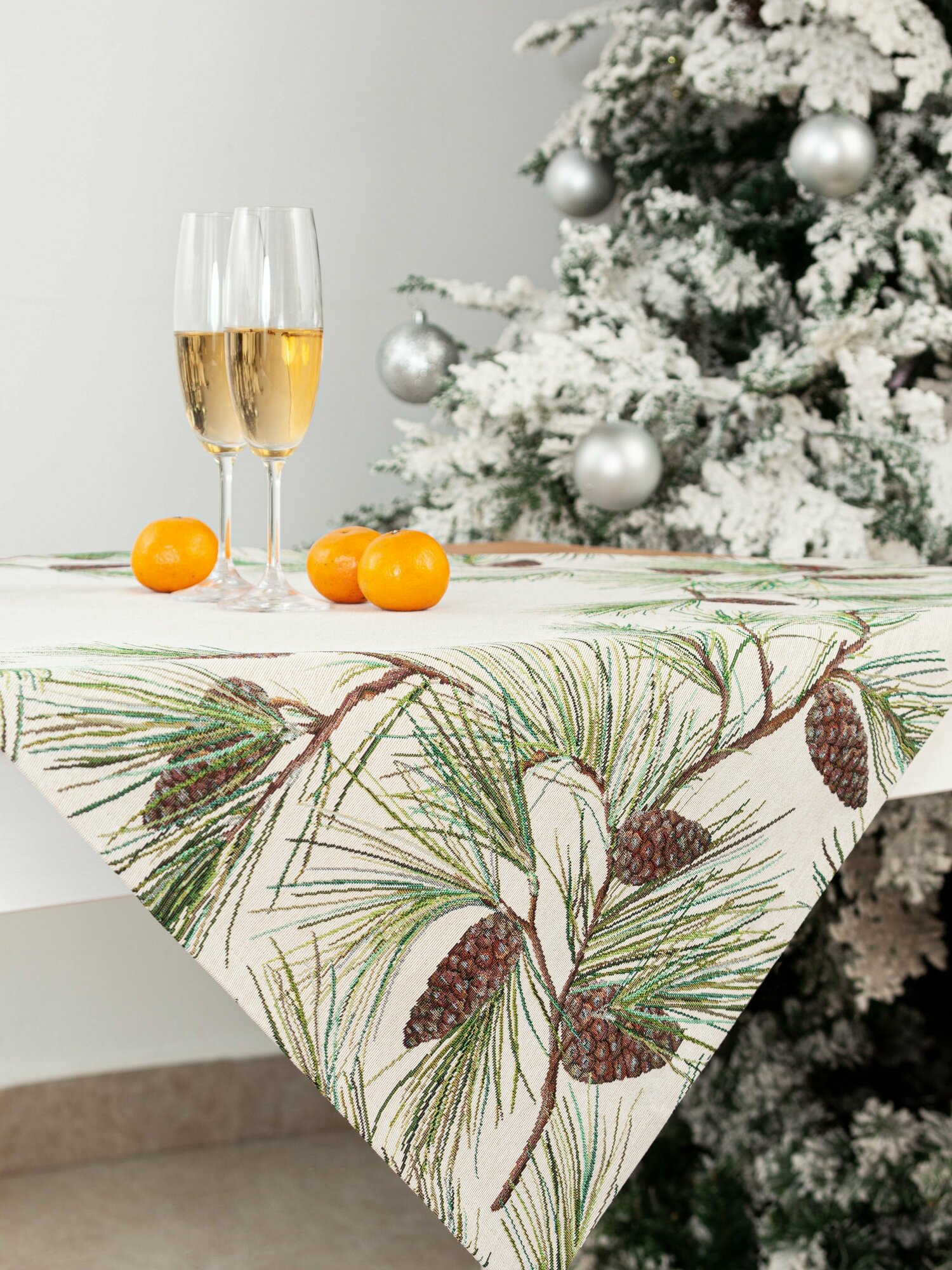 фото Скатерть Le Gobelin Питер Пэн Шишки 100х100 см