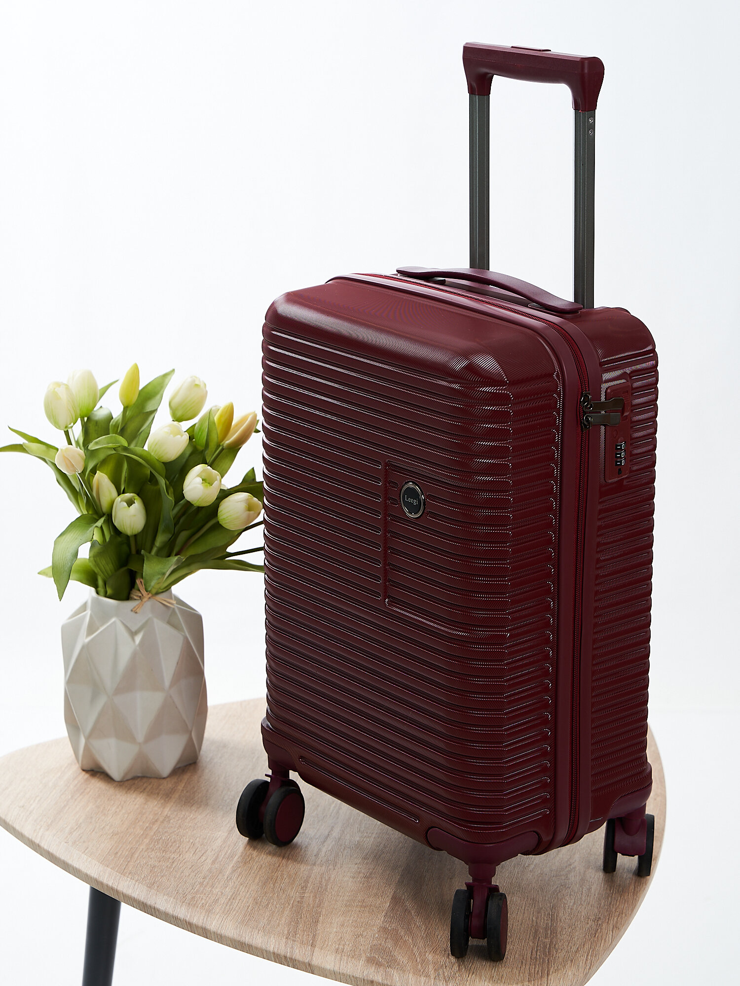 фото Чемодан Leegi, цвет Бордовый, размер S (Ручная кладь) Съемные и сдвоенные колеса
