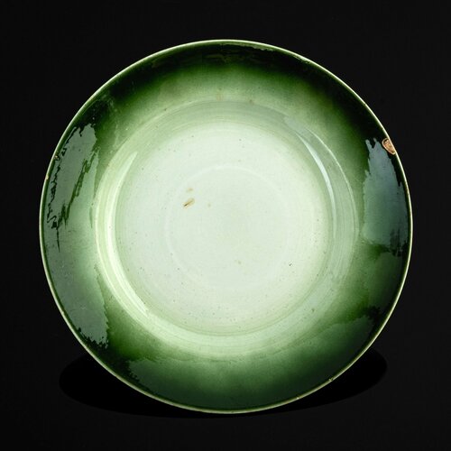 Тарелка с бортом тёмно-зелёного цвета, фаянс, аэрография