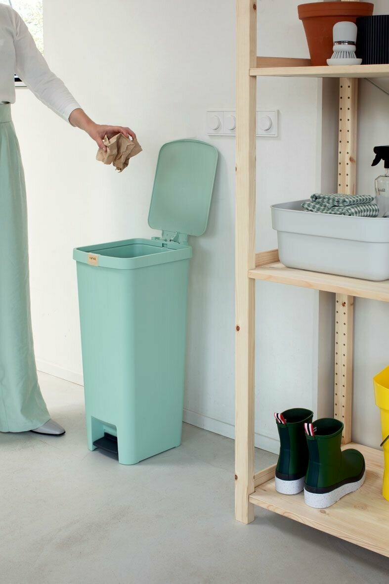 Мусорный бак с педалью 40 л Brabantia StepUp мятно-голубой - фото №8