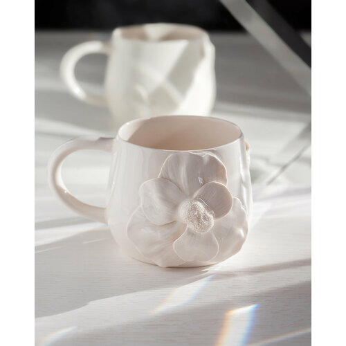 Кружка Linadelika из серии Анемоны из белого фарфора с рельефным цветком малая 250мл