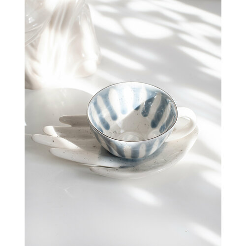 Чайная пара Linadelika из серии Приручай с ладонью с серой глзурью и с брызгами блестящей платины 180мл