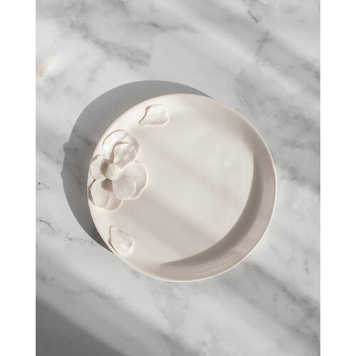 Блюдце Linadelika из серии Анемоны из белого фарфора с рельефным цветком большое 18см