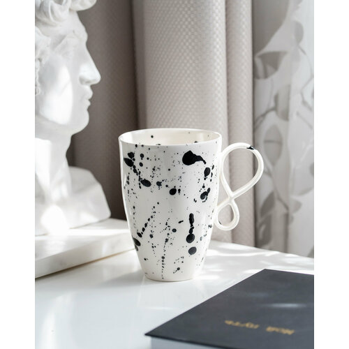 Кружка Linadelika с ручкой в форме Бесконечности из серии Далматинец белая с чёрным принтом из фарфора 600мл