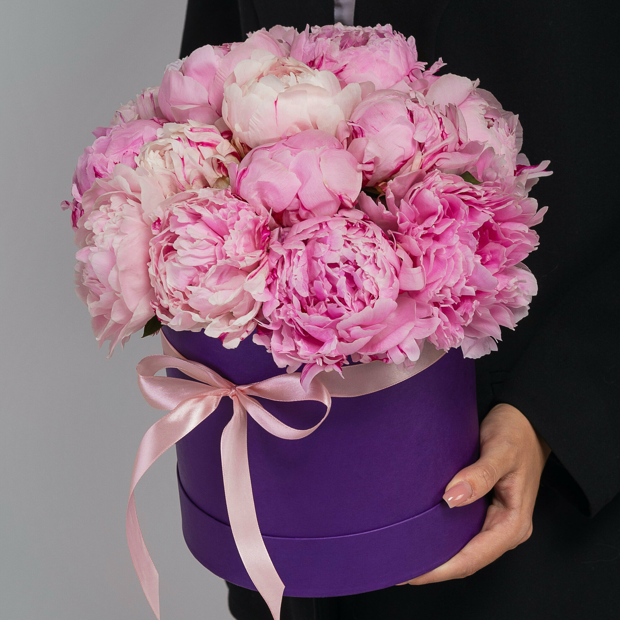 Букет Мегацвет24 "Пионы Сара Бернар" 15 цветов в шляпной коробке