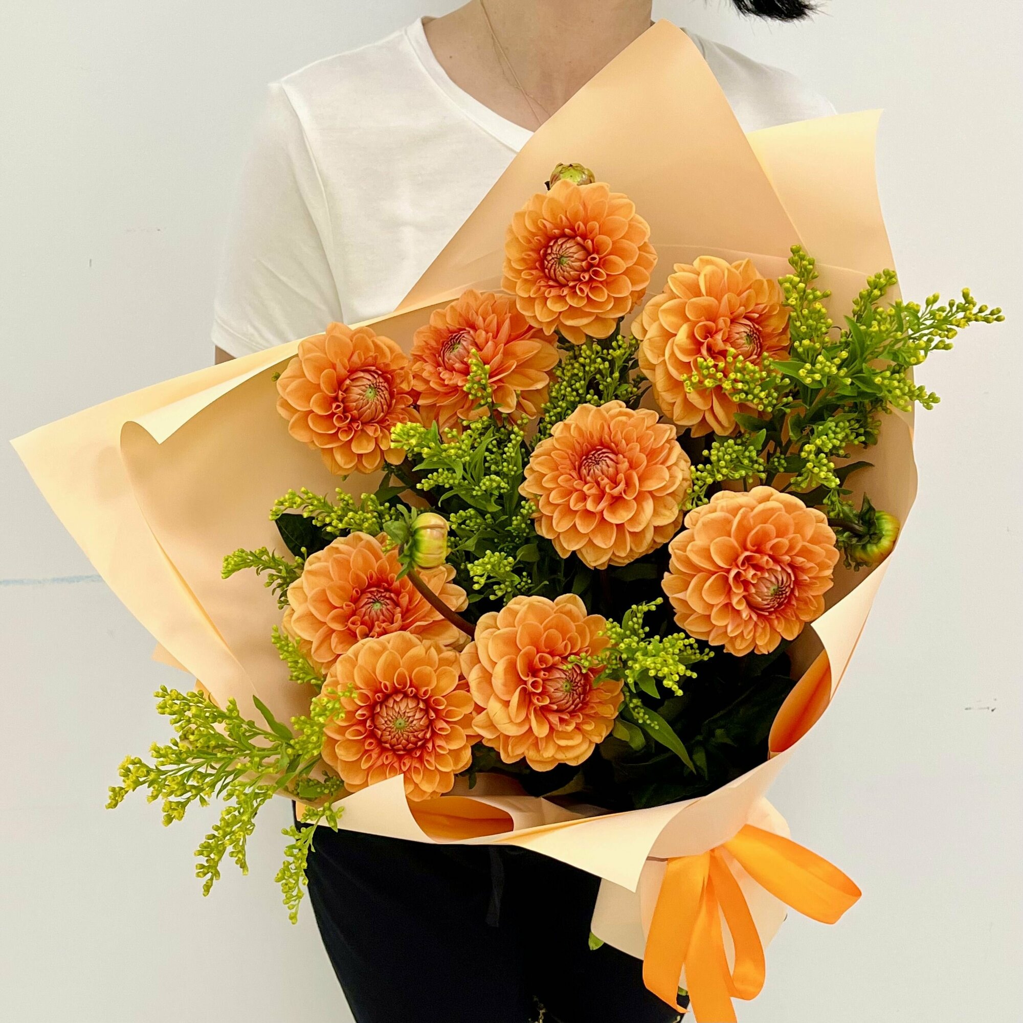 Букет из георгин и солидаго Лэтуаль Flowers