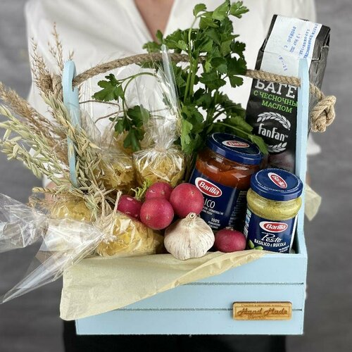 Подарочная композиция с пастой и соусами Бакалейная