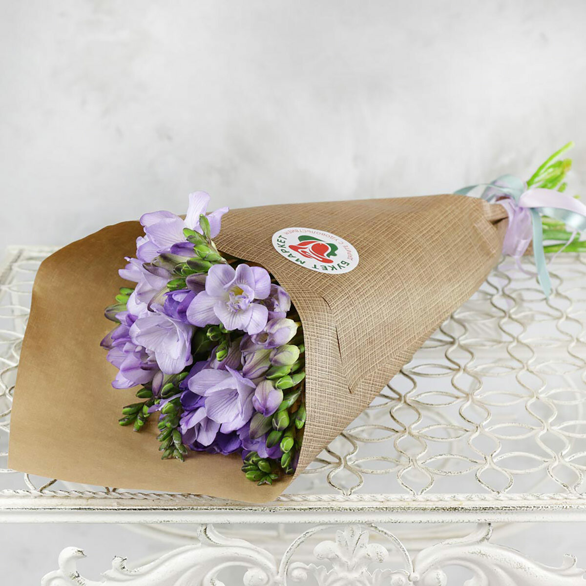 Букет живых цветов из 15 фрезий в крафте 40см от Букет Маркет