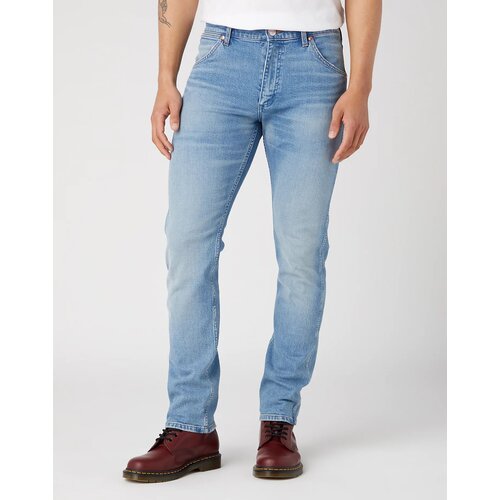 Джинсы зауженные Wrangler, размер 32/34, голубой джинсы зауженные wrangler размер 34 32 голубой