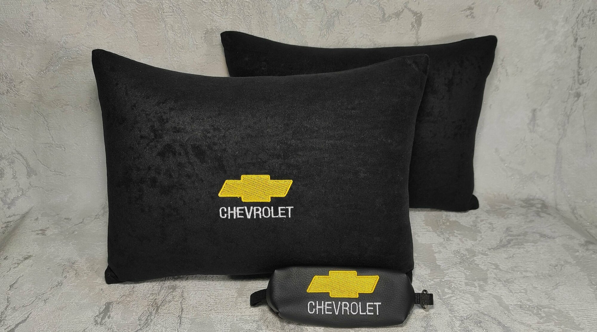 Подарочный набор: декоративная подушка в салон автомобиля из велюра и ключница с логотипом CHEVROLET, комплект 3 предмета