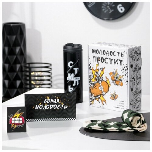 Подарочный набор Молодость простит термостакан планер открытка носки 867₽