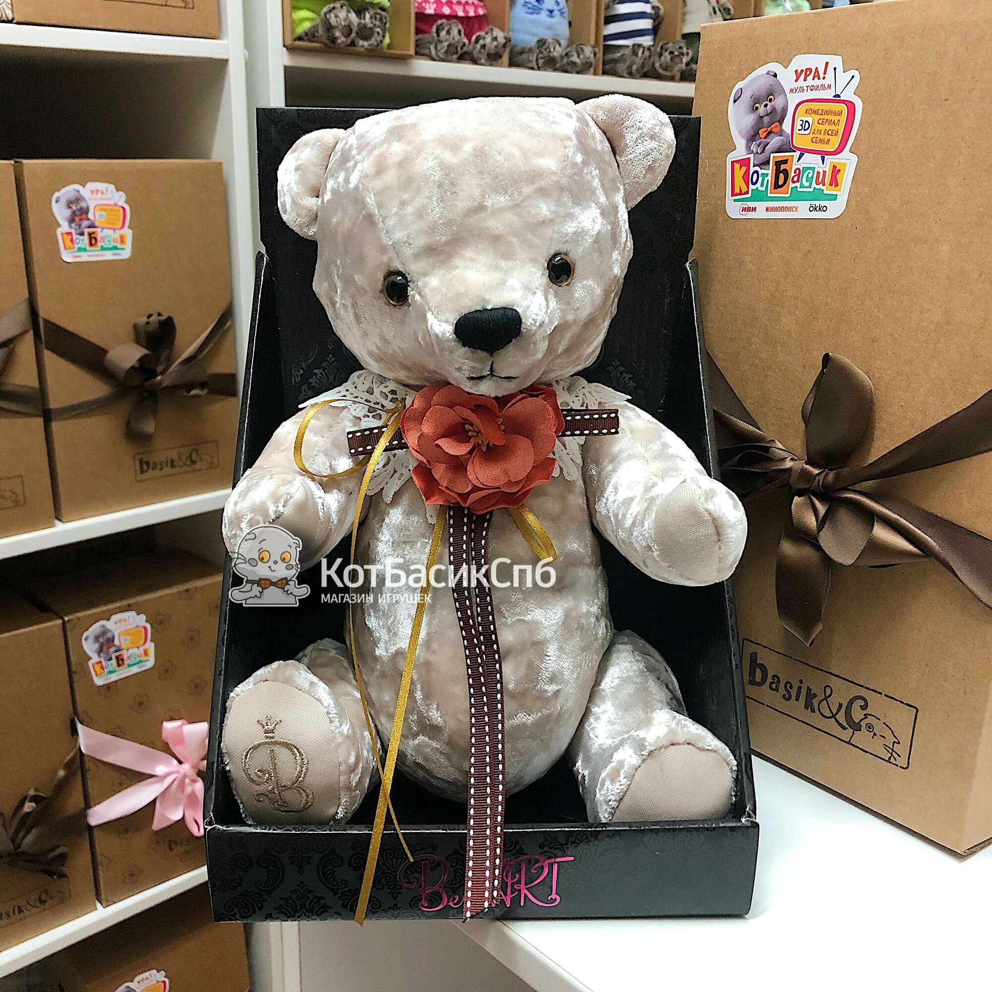 Мягкая игрушка медведь 30 см Basik&Co в подарочной коробке-подставке - Медведь БернАрт белый