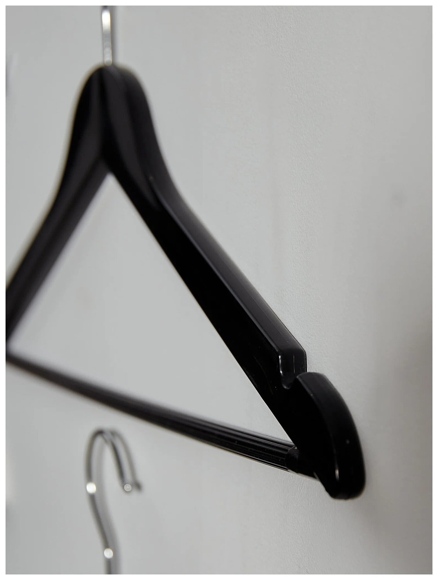 Вешалки-плечики для одежды пластик под дерево с перекладиной, цвет черный, 44 см, комплект 5 штук - фотография № 4