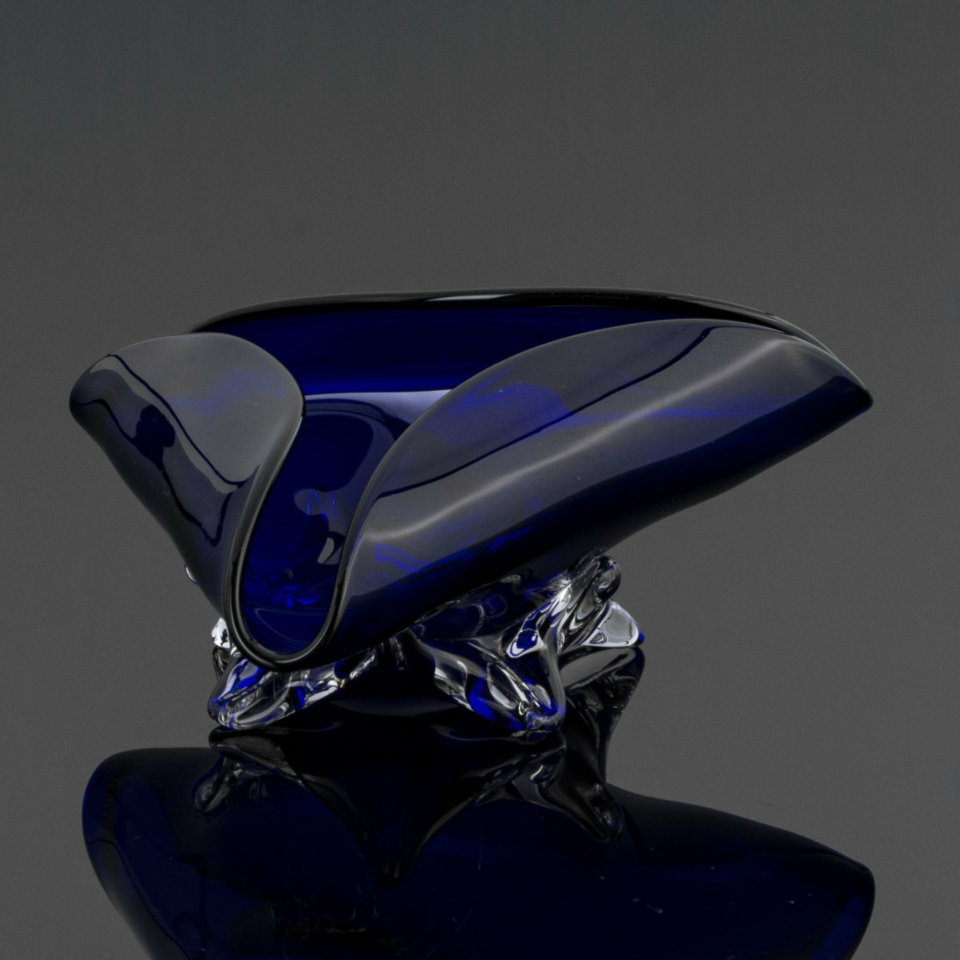 Пепельница оригинальной треугольной формы, выполненная в кобальтовом цвете