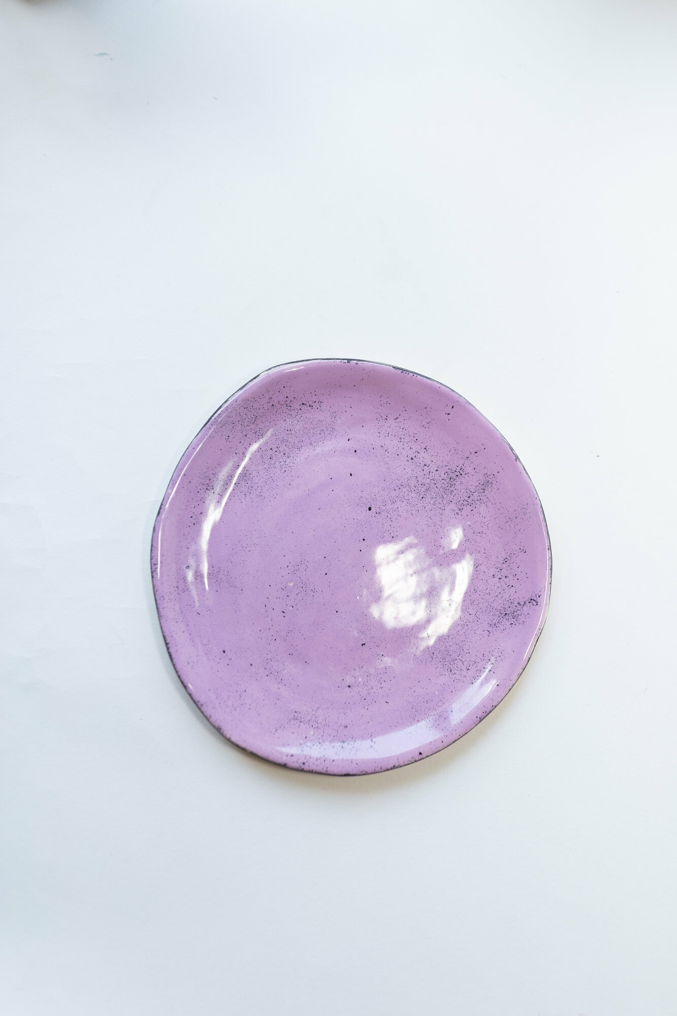 Керамическая десертная тарелка "Лавандовый десерт", "Валюшка в стране керамики", ручная лепка из керамического пласта, диаметр 20,5 см