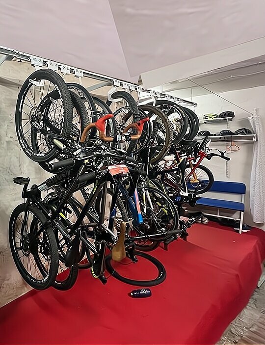 Подвес кронштейн для хранения велосипедов для проката "Компактный Дом". Крепление на потолок