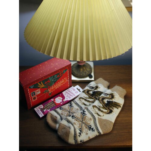 Новогодний подарок: уютные носки и трубочки для глинтвейна с открыткой и подарочной коробкой