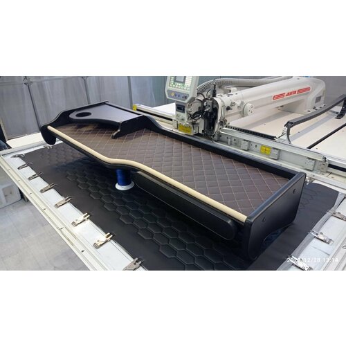 Стол-полка на торпеду для MAZ EVRO Коричневая экокожа Бежевый ромб 9229₽