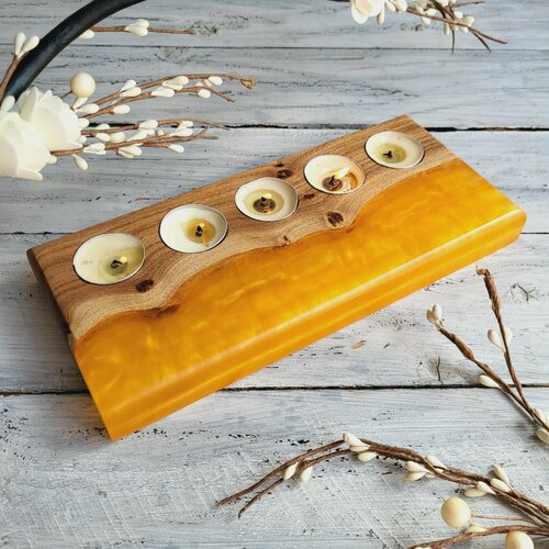 Подсвечник из дерева и эпоксидной смолы под пять свечей