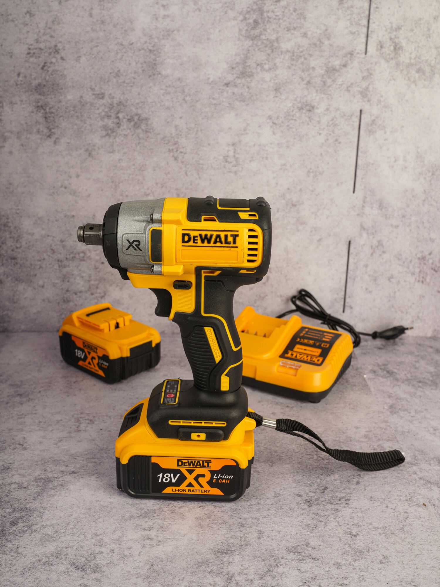 фото Гайковерт аккумуляторный ударный бесщеточный в кейсе 18V, 2АКБ