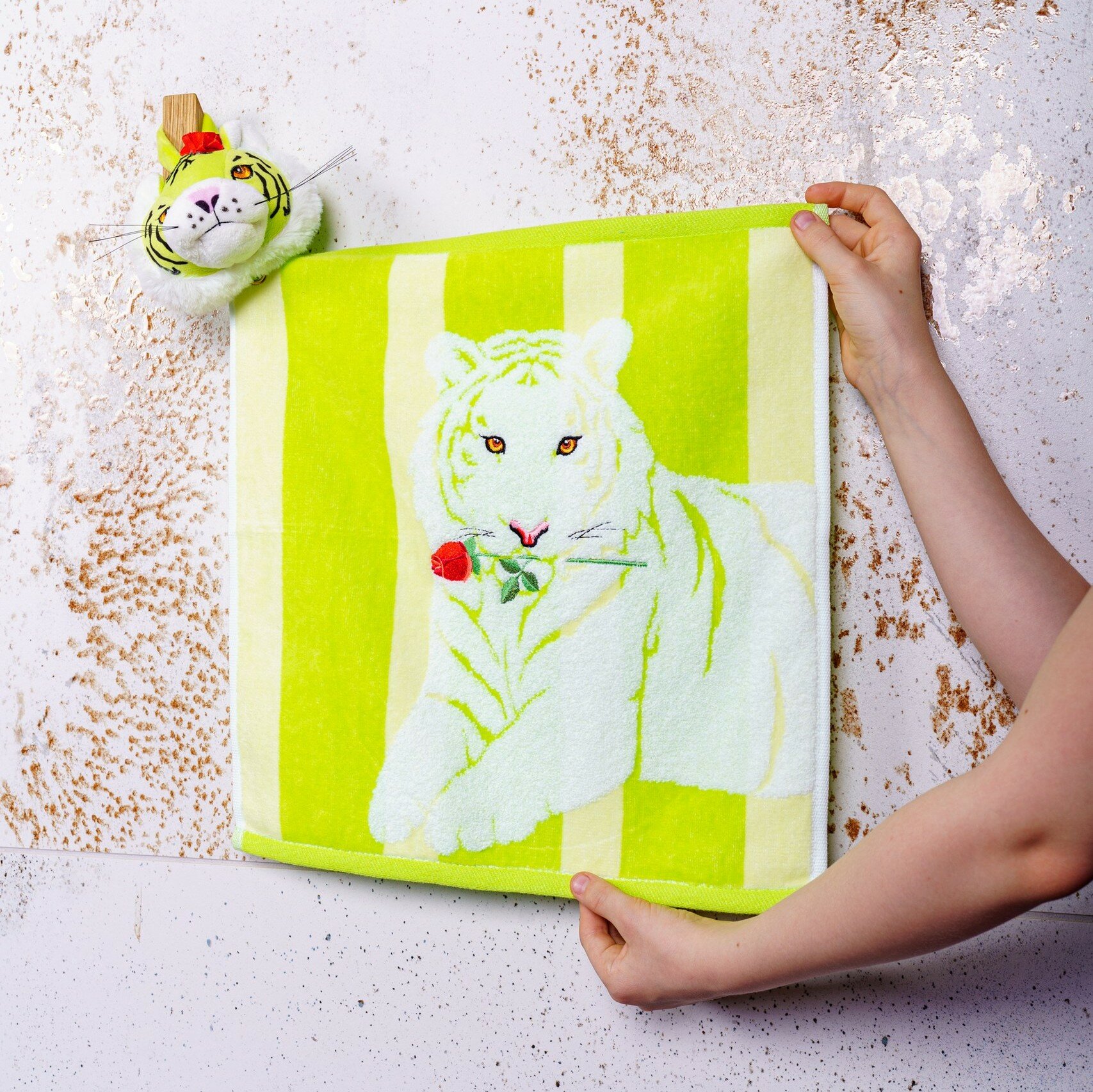 фото Детское полотенце для рук и лица с игрушкой тигр зеленое