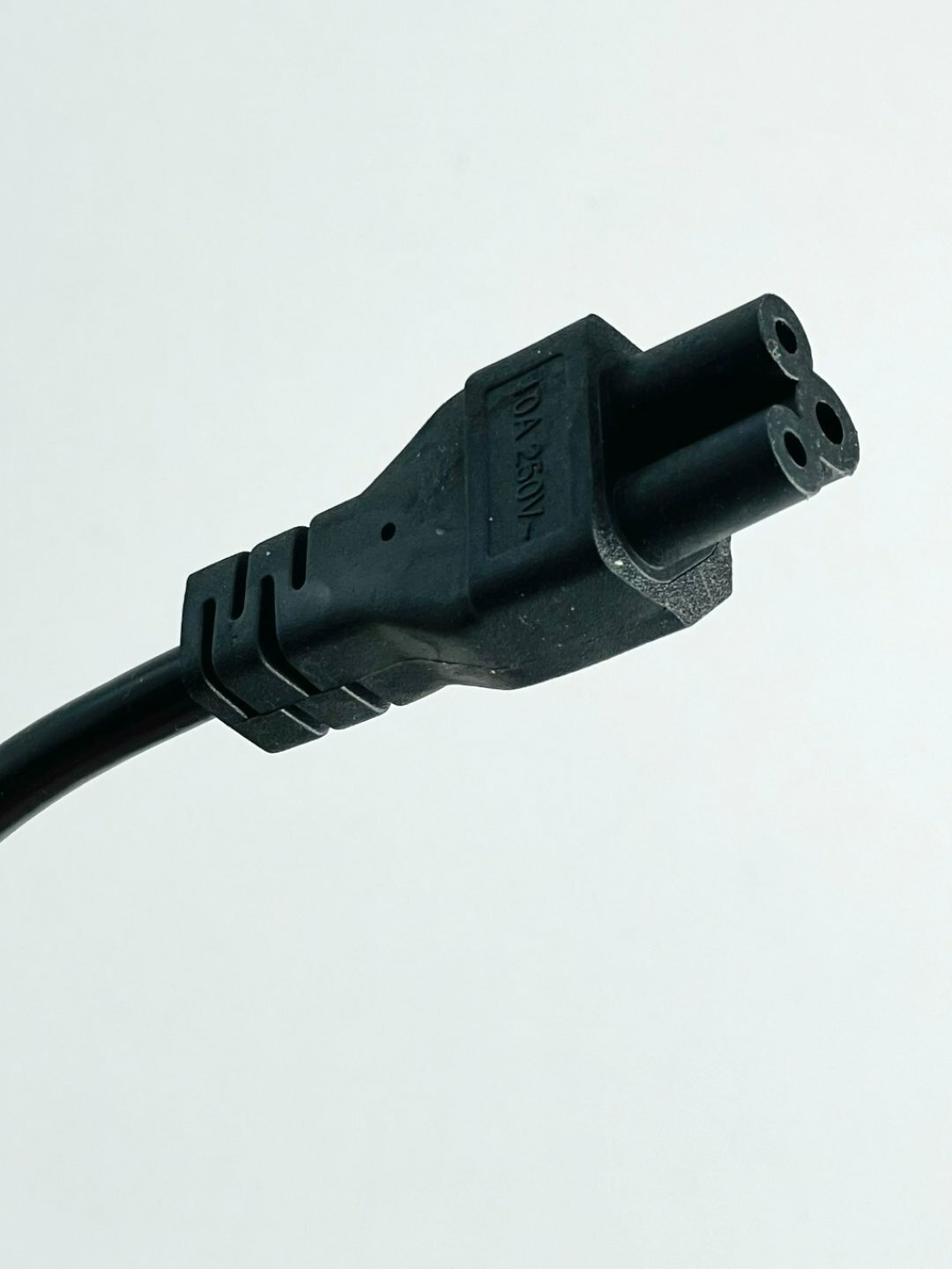 Сетевой кабель C5 с 3 отверстиями — 1.5м, 10A/250V, Евро вилка (Шнур) — фото 1