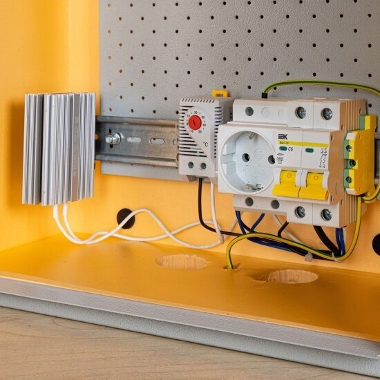 Климатический навесной шкаф Mastermann-3УТ (Ver 20) с встроенной системой обогрева на 50Вт