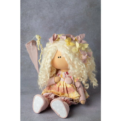 Авторская кукла Девочка с сачком ручной работы, текстильная, интерьерная авторская кукла ручной работы девушка с котом текстильная