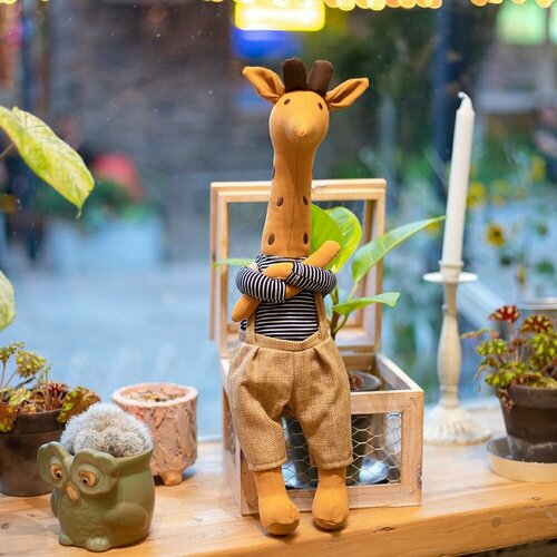 Мягкая игрушка Жираф в бежевых штанах 45 см