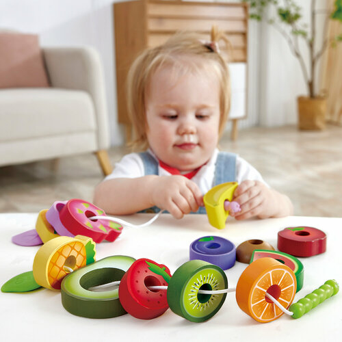 Игрушка деревянная шнуровка для детей Веселые гусеницы (14 предметов - шнурки и фрукты)
