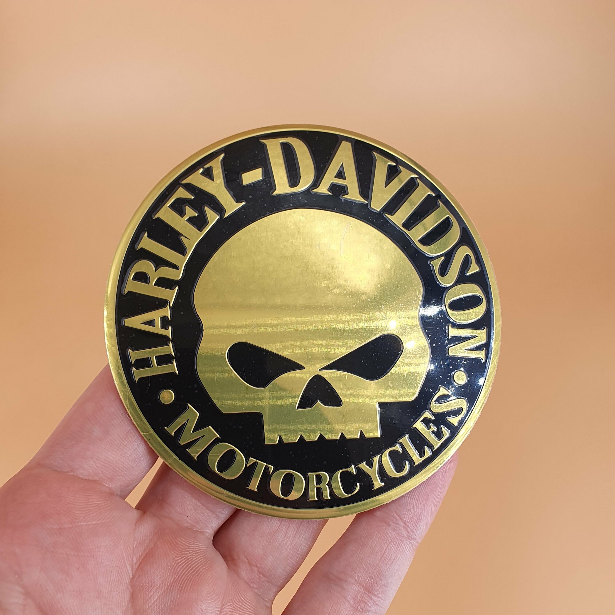 Эмблема наклейка Харли Дэвидсон металлическая 6 х 6 см золотистая
