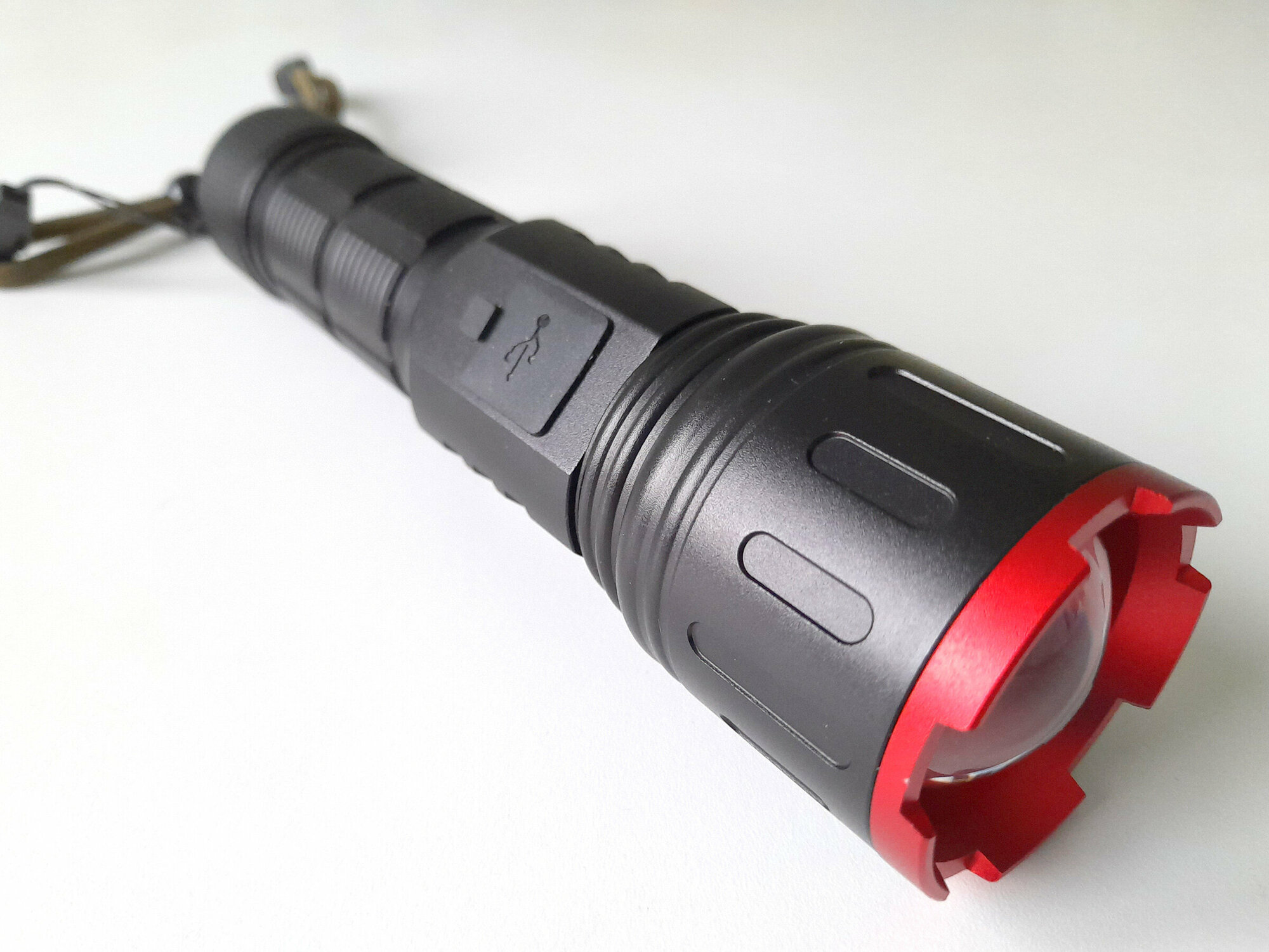 Мощный яркий светодиодный фонарь, противоударный, с фокусировкой луча и цифровой индикацией, Annsna SD-911