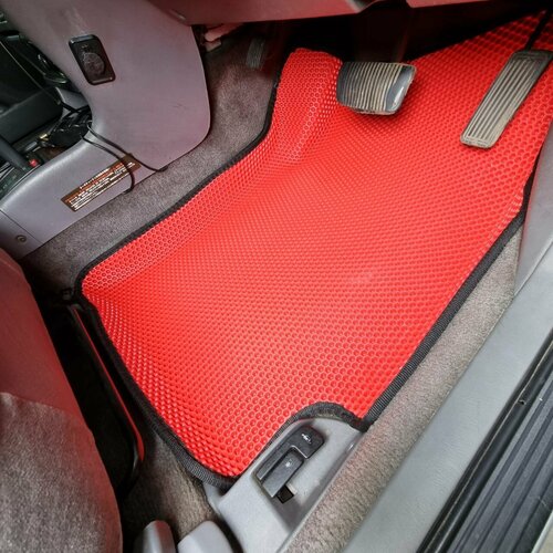 2 коврика на передний ряд ЕВА (EVA, ЭВА, 3Д) с бортами /Faw Bestune B70 левый руль / красный сота с черным кантом