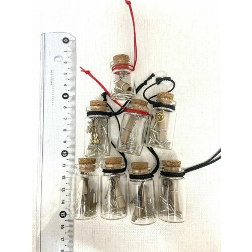 Бутылочки с бумажкой для пожелания и с подвеской